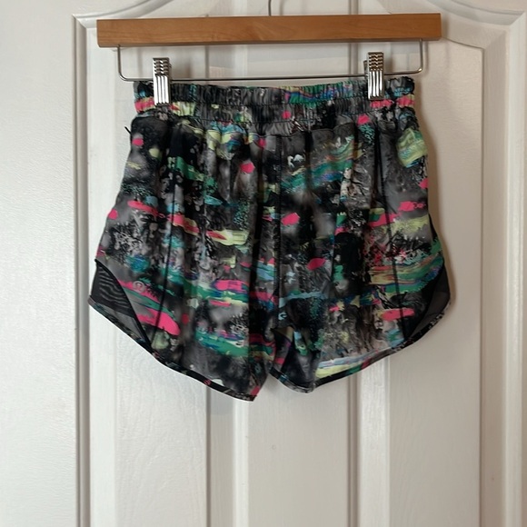 Lululemon | 2023 Hotty Hot High-Rise Lined Short Paint Drift Multi Graphite Sz 4 - Picture 10 of 13